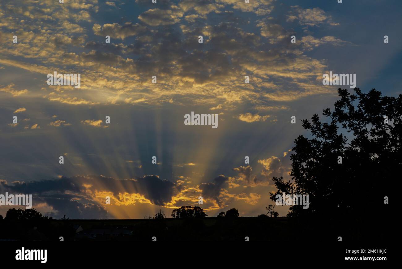 Crepuscular rays sunset hi-res stock photography and images - Alamy