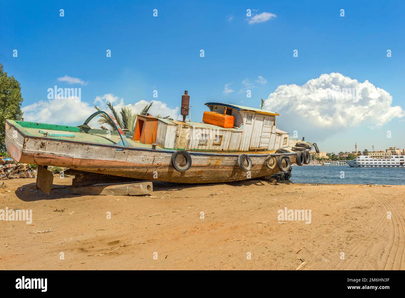 Old wooden ship wreck river hi-res stock photography and images - Alamy