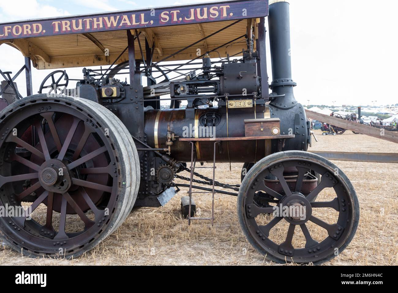 Tarrant Hinton.Dorset.United Kingdom.August 25th 2022.A 1929 Marshall general purpose traction engine called REO is driving an old fashioned circular Stock Photo