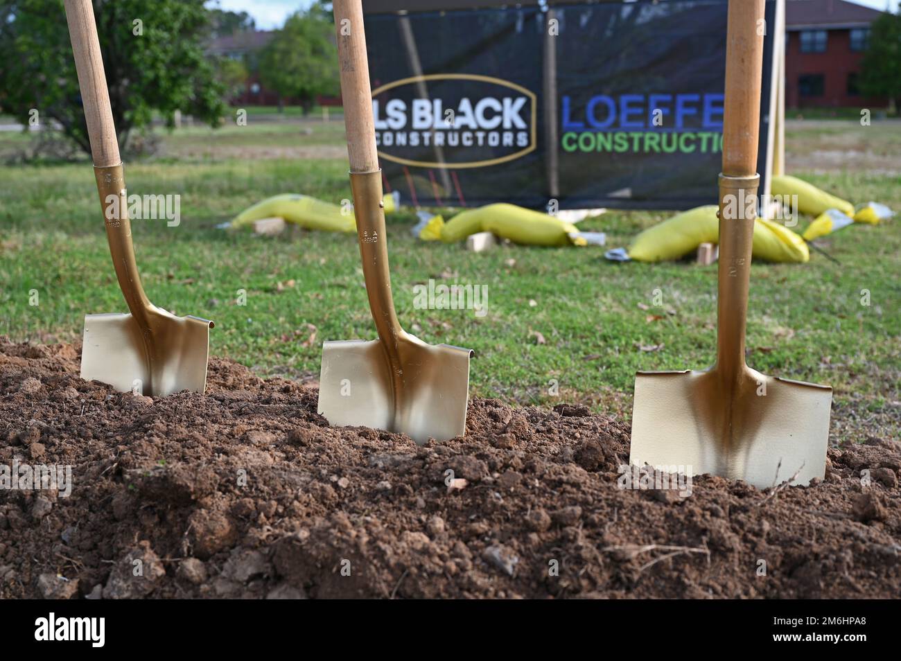 Groundbreaking ceremony shovels hires stock photography and images Alamy