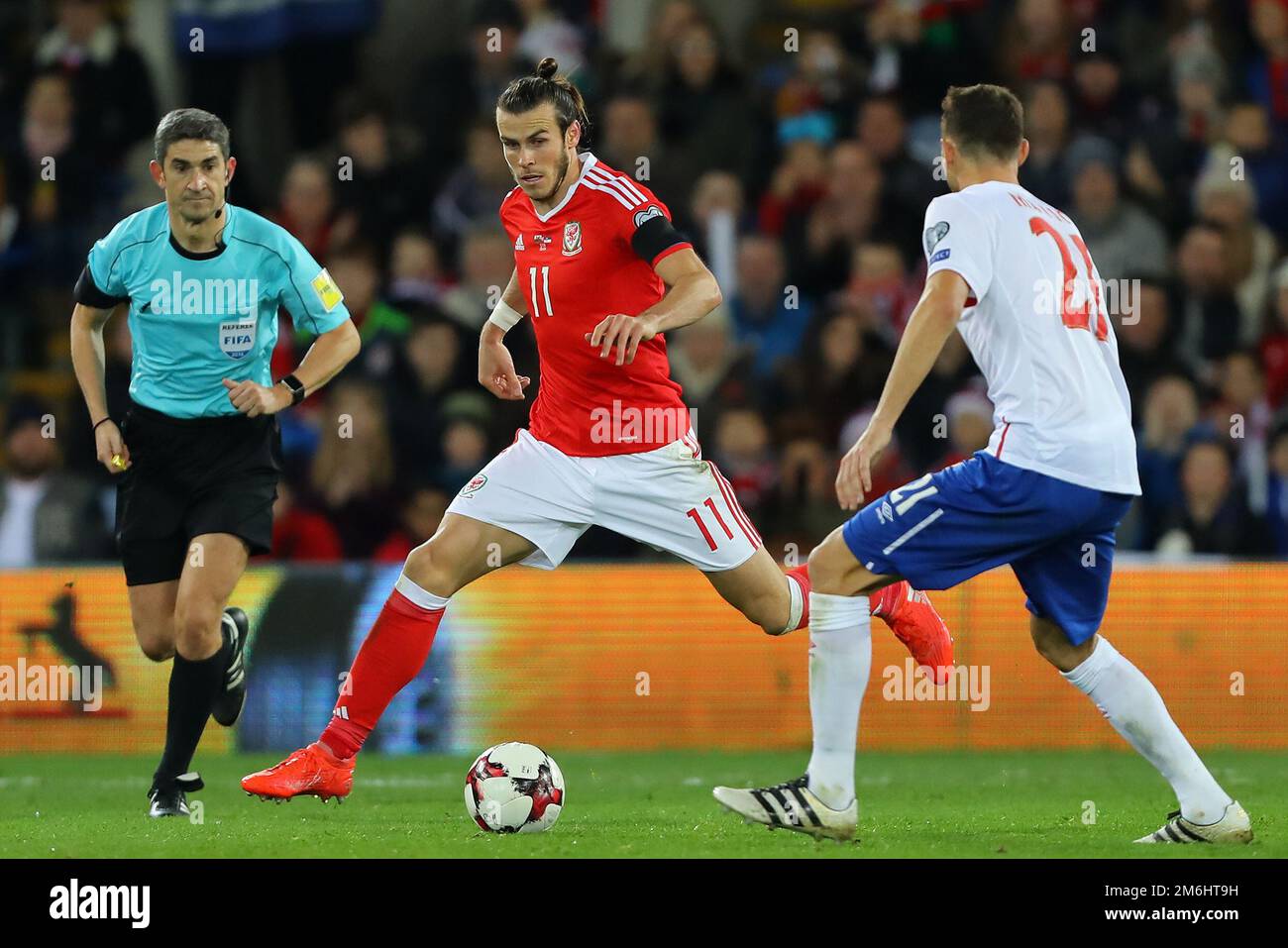 Gareth Bale of Wales takes on Nemanja Matic of Serbia - Wales v Serbia, FIFA 2018 World Cup Qualifying Group D, Cardiff City Stadium, Cardiff - 12th November 2016. Stock Photo