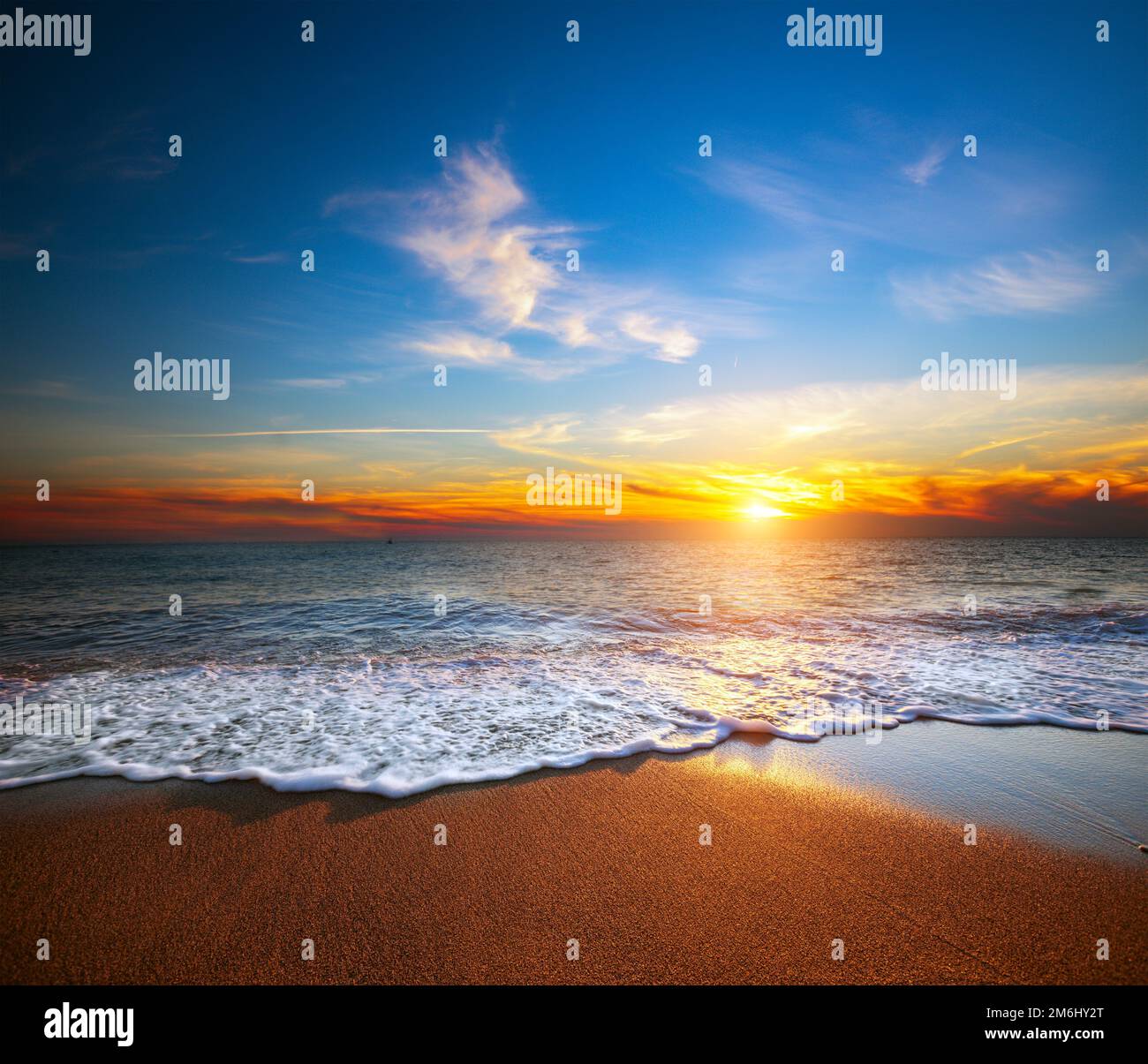 Sea beach beautiful twilight sunset hi-res stock photography and images ...