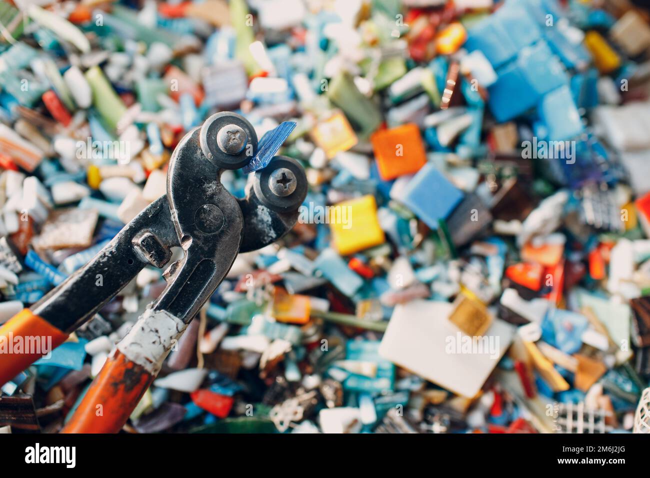 Craftsman cutter nipper tool for cutting smalt glass for making mosaic