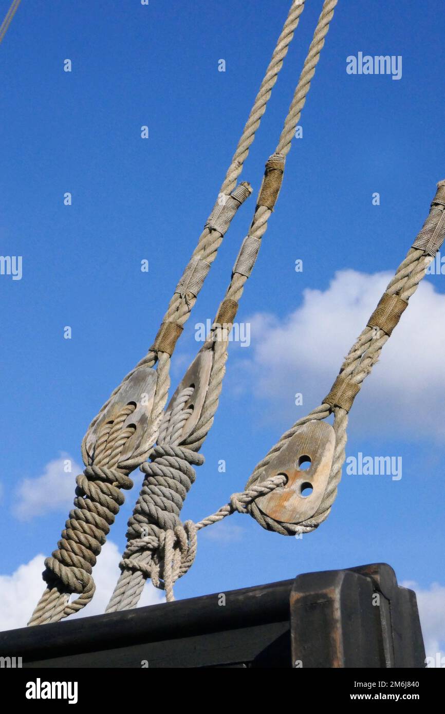 Twisted composite ropes hires stock photography and images Alamy