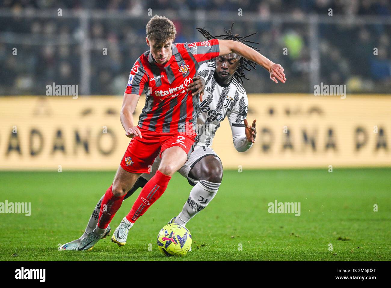 Jack Hendry (3 Cremonese) and Moise Kean (18 Juventus) during the Serie A match between US Cremonese and Juventus FC at Giovanni Zini Stadium in Cremona, Italia Soccer (Cristiano Mazzi/SPP) Credit: SPP Sport Press Photo. /Alamy Live News Stock Photo