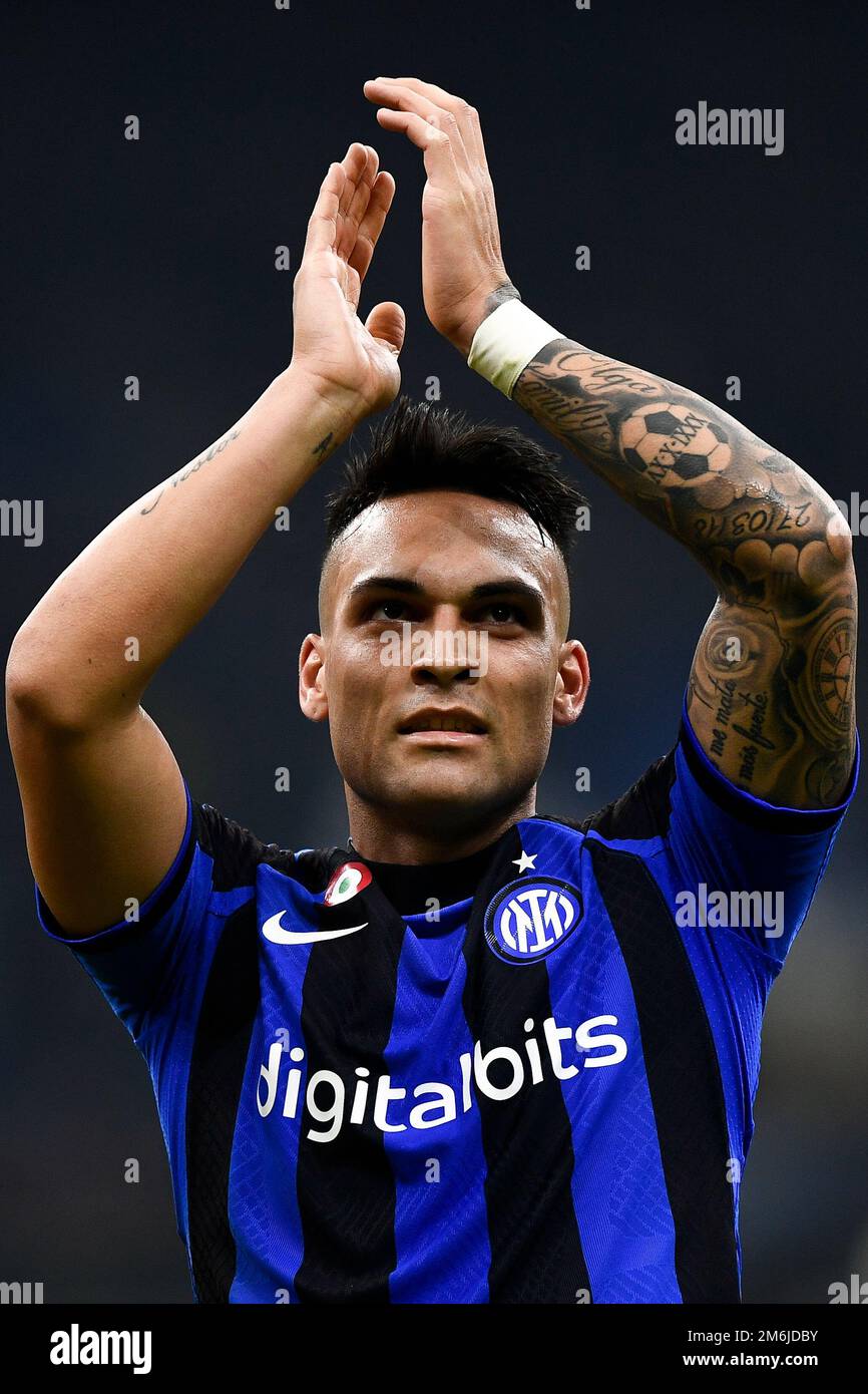 Milan, Italy. 04 January 2023. Lautaro Martinez of FC Internazionale  celebrates the victory at the end of the Serie A football match between FC  Internazionale and SSC Napoli Credit: Nicolò Campo/Alamy Live