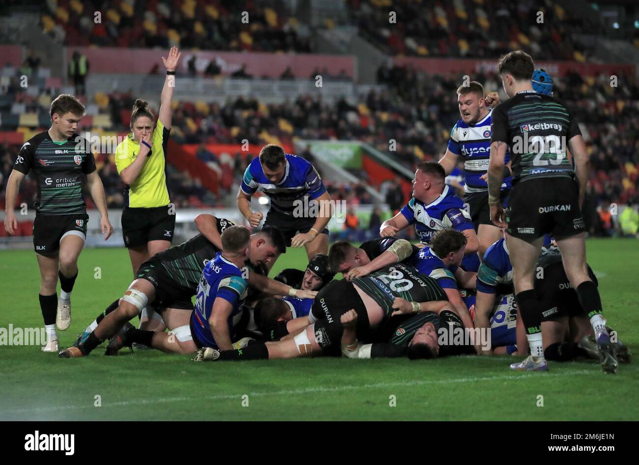 Bath's Tom Ellis (hidden) scores their first try during the Gallagher Premiership match at the Gtech Community Stadium, London. Picture date: Wednesday January 4, 2023. Stock Photo