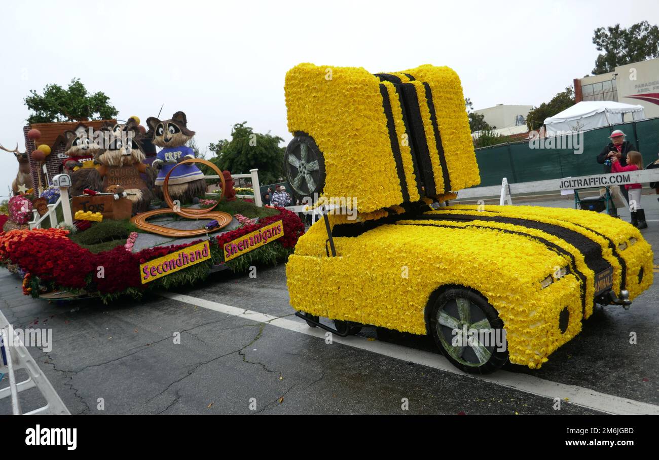 Pasadena California Usa 3rd January 2023 Raccoons On Rose Parade Floats On Display At 2722