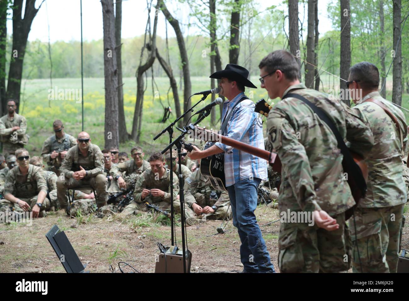 soldiers-of-the-101st-airborne-division-received-a-visit-and