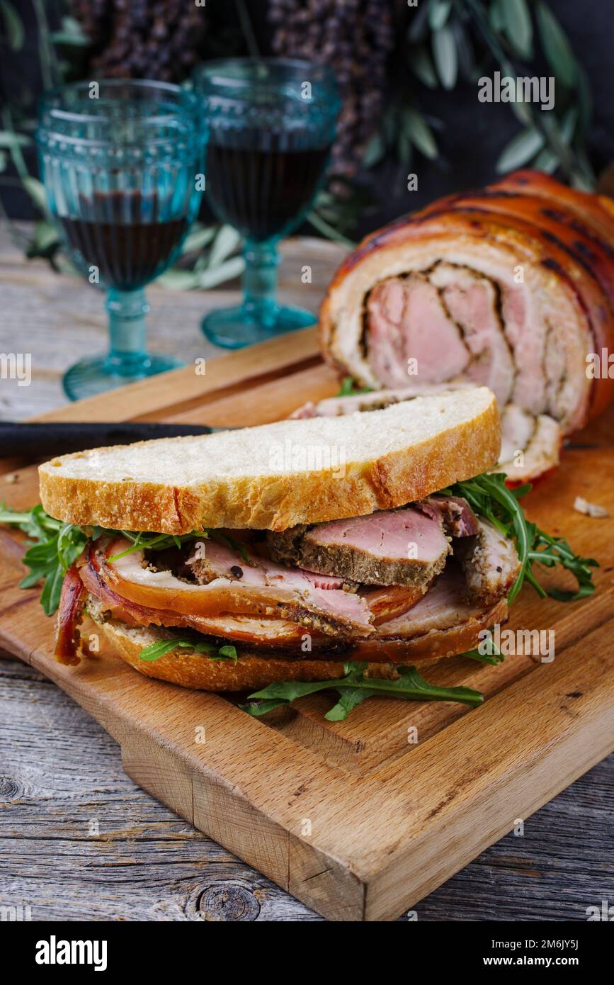 Sándwich de porchetta hires stock photography and images Alamy