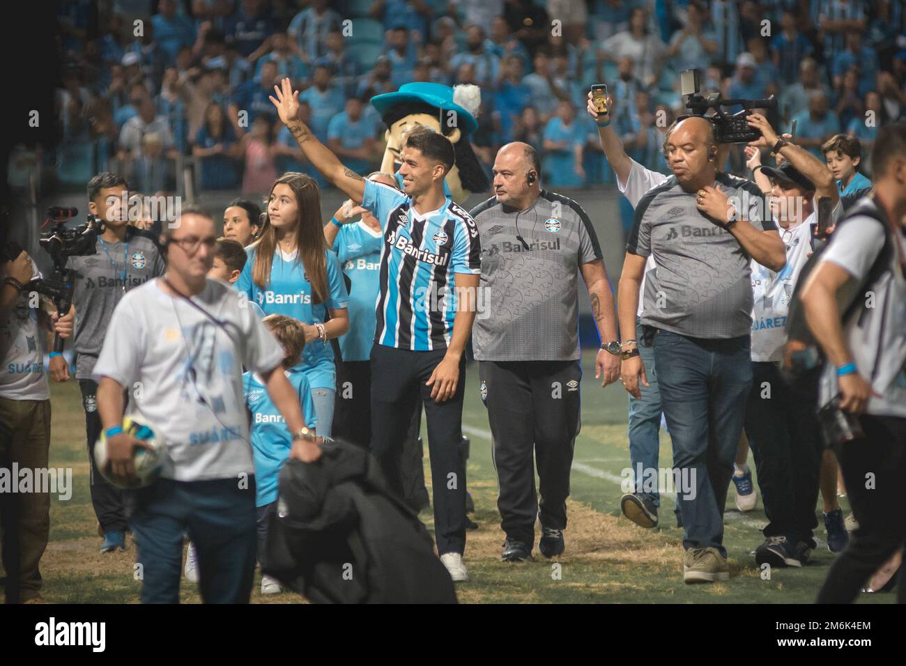 Luis Suárez welcomed by 30,000 fans at Brazil's Gremio arena