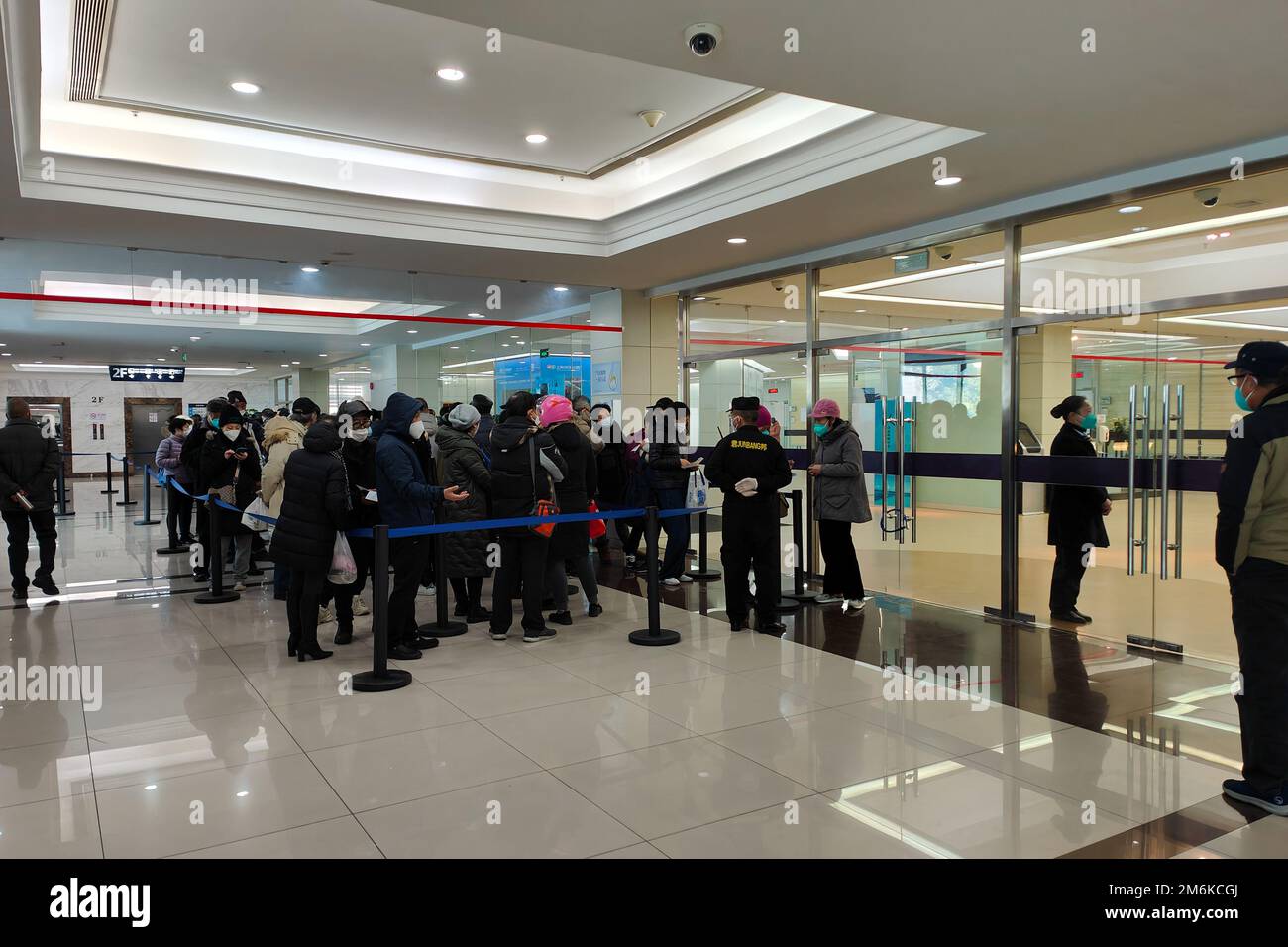 SHANGHAI, CHINA - JANUARY 4, 2023 - Residents line up for funeral services at a funeral home in Shanghai, China, Jan. 4, 2023. Some family members at Stock Photo