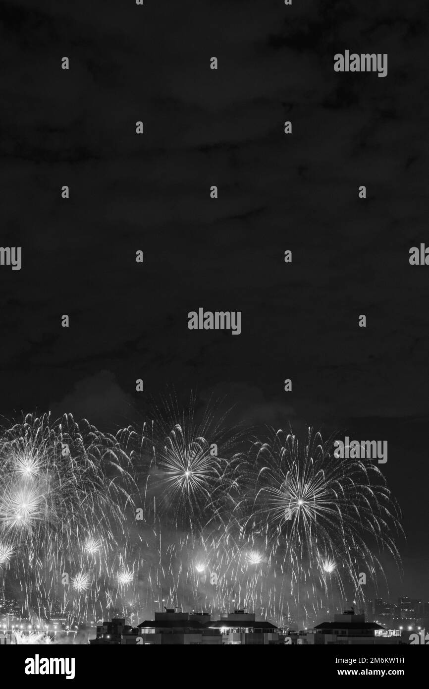 NITERÓI, RIO DE JANEIRO, BRAZIL – 01/01/2023: Night photo of the arrival of the New Year (Réveillon) in black and white with fireworks in the sky of a Stock Photo