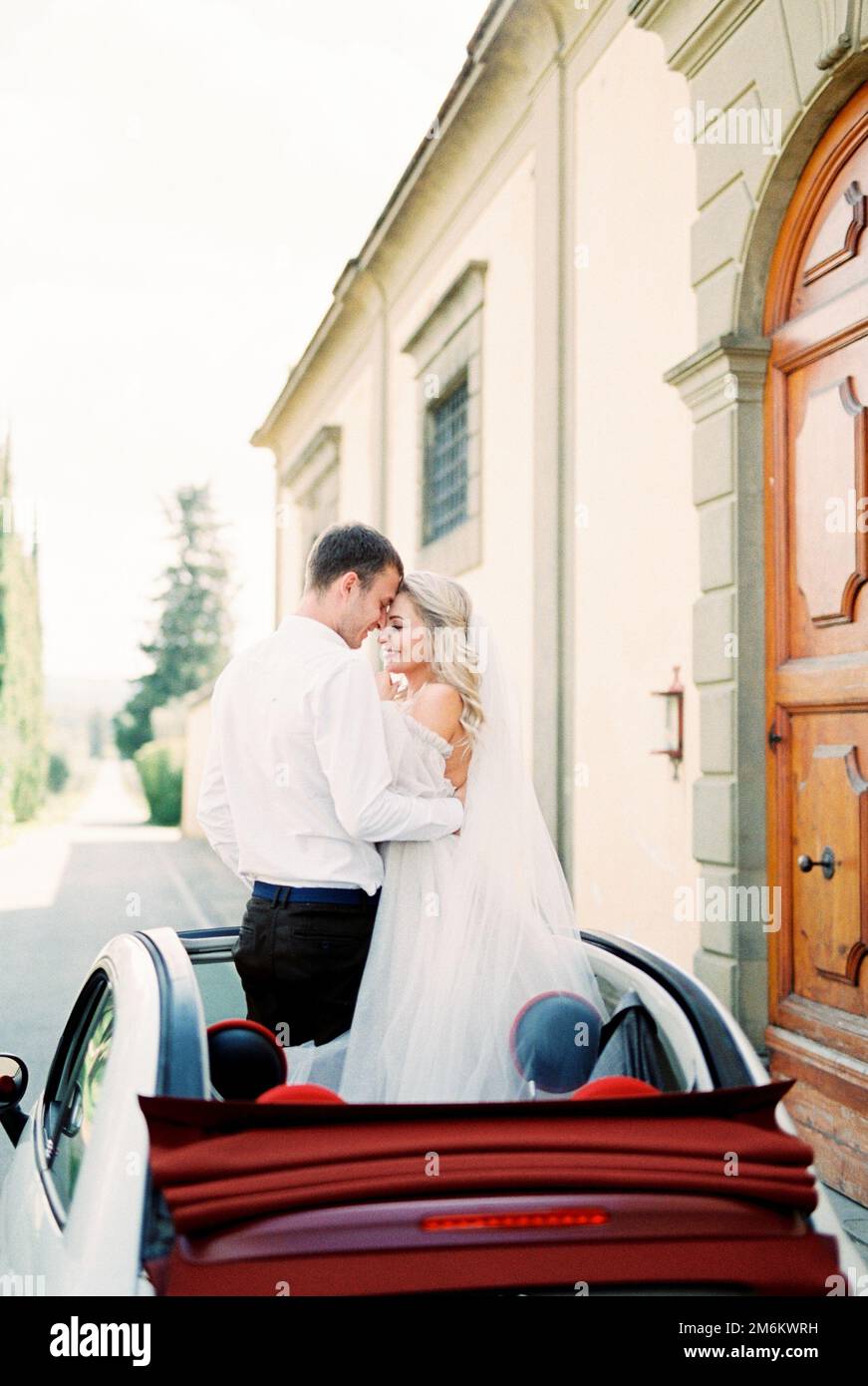 Bride and groom are standing in the hatch of the car Stock Photo - Alamy