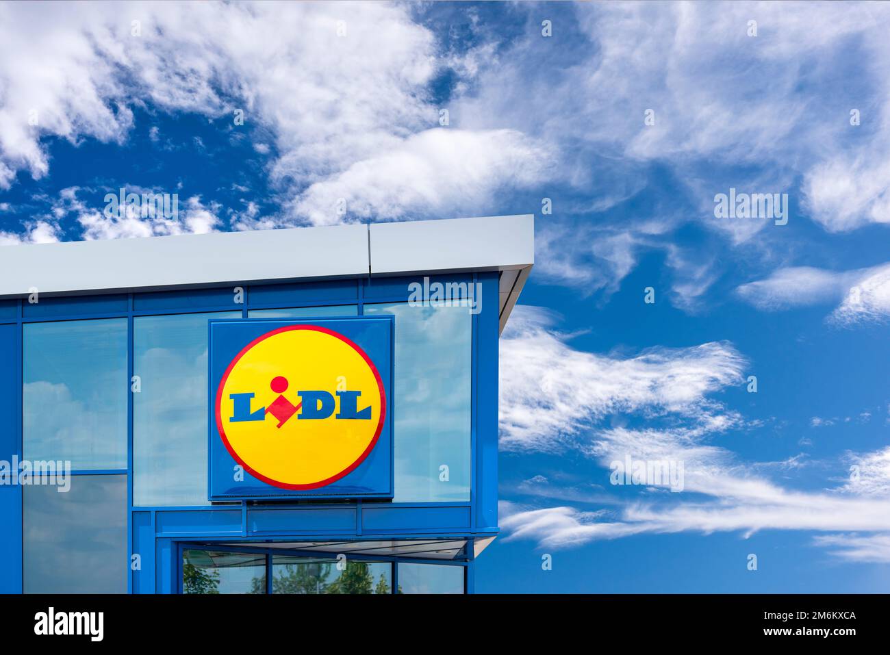 Werbe und Firmanschild der Firma Lidl am Eingang zum Markt Stock Photo