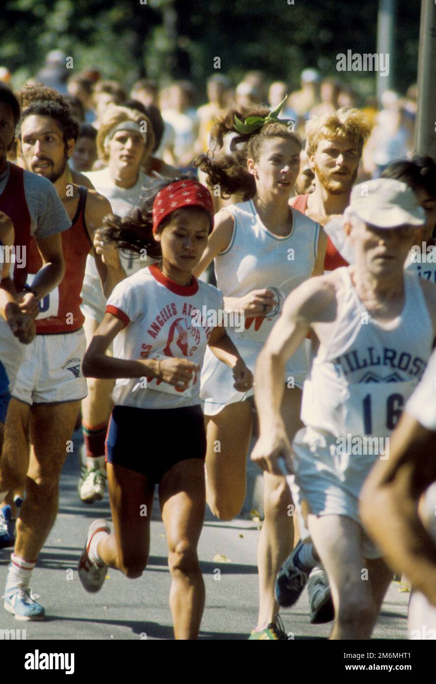 Miki Gorman and Kathrine Switzer competing in the 1975 New York City