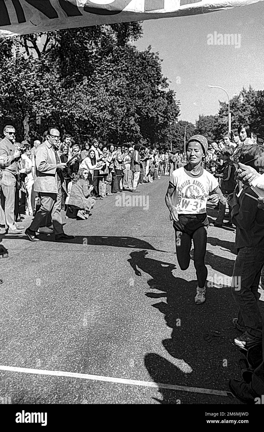 Miki Gorman finishing in second place at the 1975 New York City Marathon Stock Photo