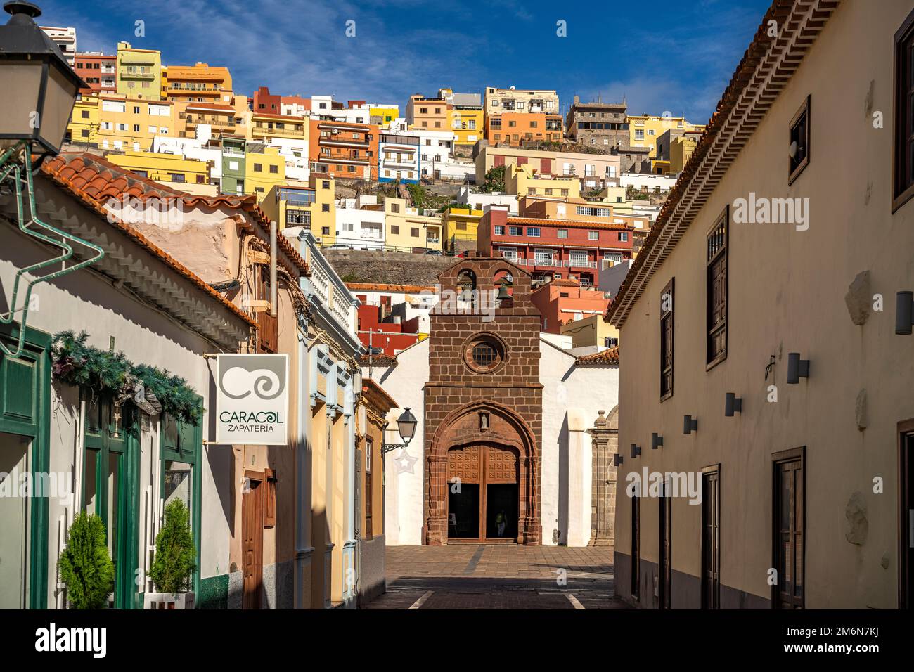 Stadtansicht mit bunten Häusern und der Kirche Mariä Himmelfahrt oder  Nuestra Senora de Asuncion in der  Inselhauptstadt San Sebastian de La Gomera, Stock Photo