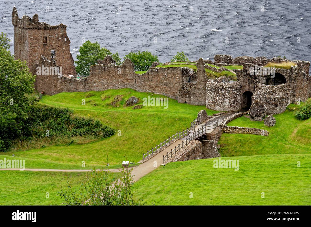 scottish-tourist-attraction-ruins-of-urquhart-castle-on-the-western