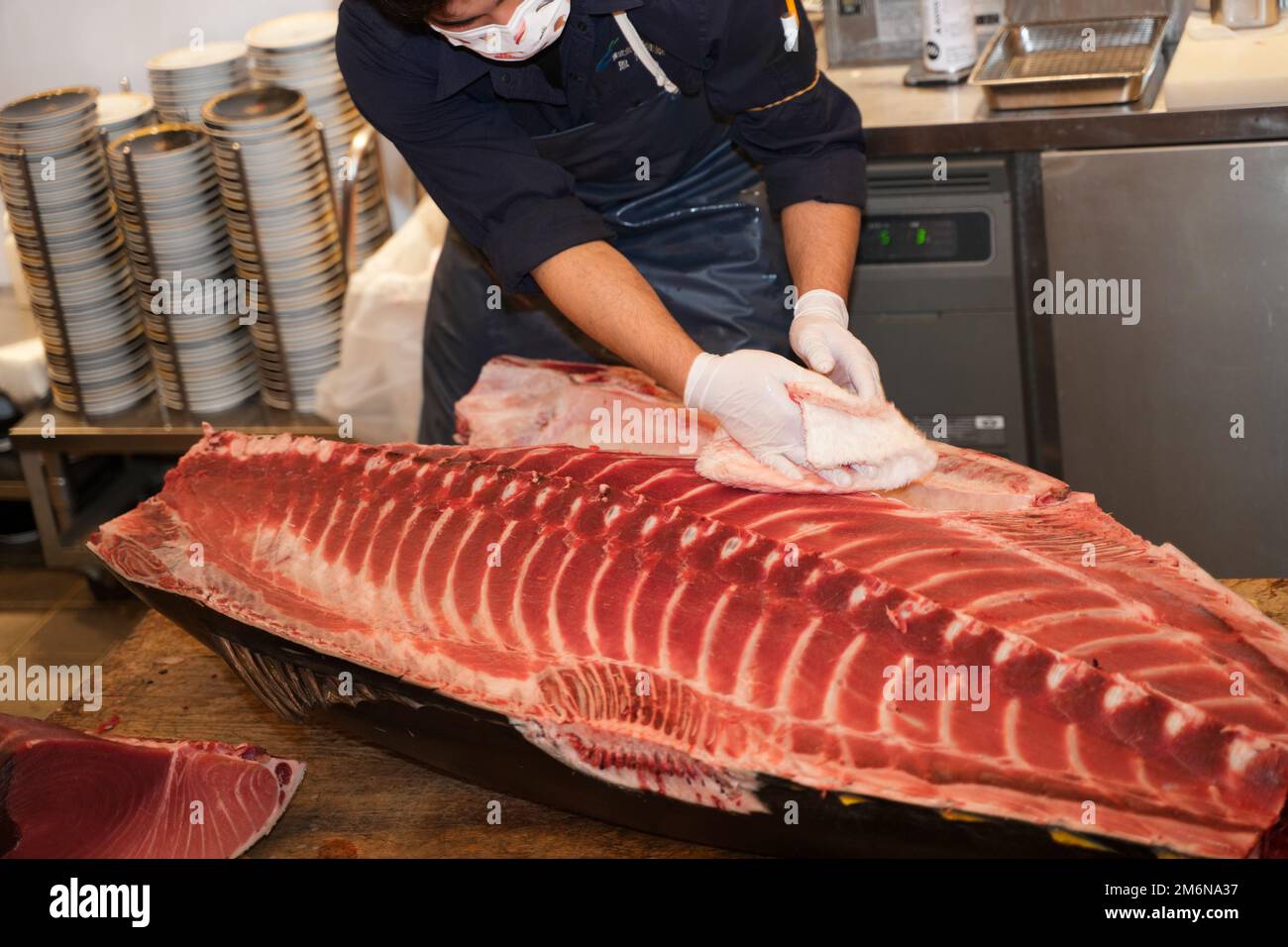 Tokyo, Japan. 5th Jan, 2023. A chef cleans a bluefin tuna in a shop in Tokyo, Japan, Jan. 5, 2023. A 212-kilogram bluefin tuna caught off the northern Japan town of Oma, Aomori Prefecture, fetched 36.04 million yen (about 271,500 U.S. dollars) in the first auction of 2023 at Toyosu market early on Thursday. Credit: Zhang Xiaoyu/Xinhua/Alamy Live News Stock Photo