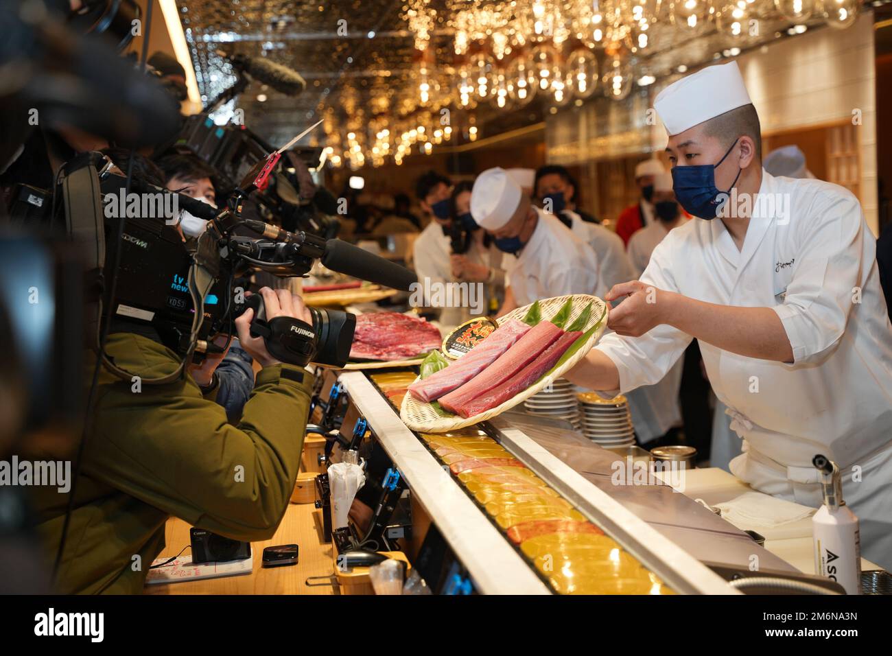 Tokyo, Japan. 5th Jan, 2023. A chef shows freshly cut bluefin tuna in a shop in Tokyo, Japan, Jan. 5, 2023. A 212-kilogram bluefin tuna caught off the northern Japan town of Oma, Aomori Prefecture, fetched 36.04 million yen (about 271,500 U.S. dollars) in the first auction of 2023 at Toyosu market early on Thursday. Credit: Zhang Xiaoyu/Xinhua/Alamy Live News Stock Photo