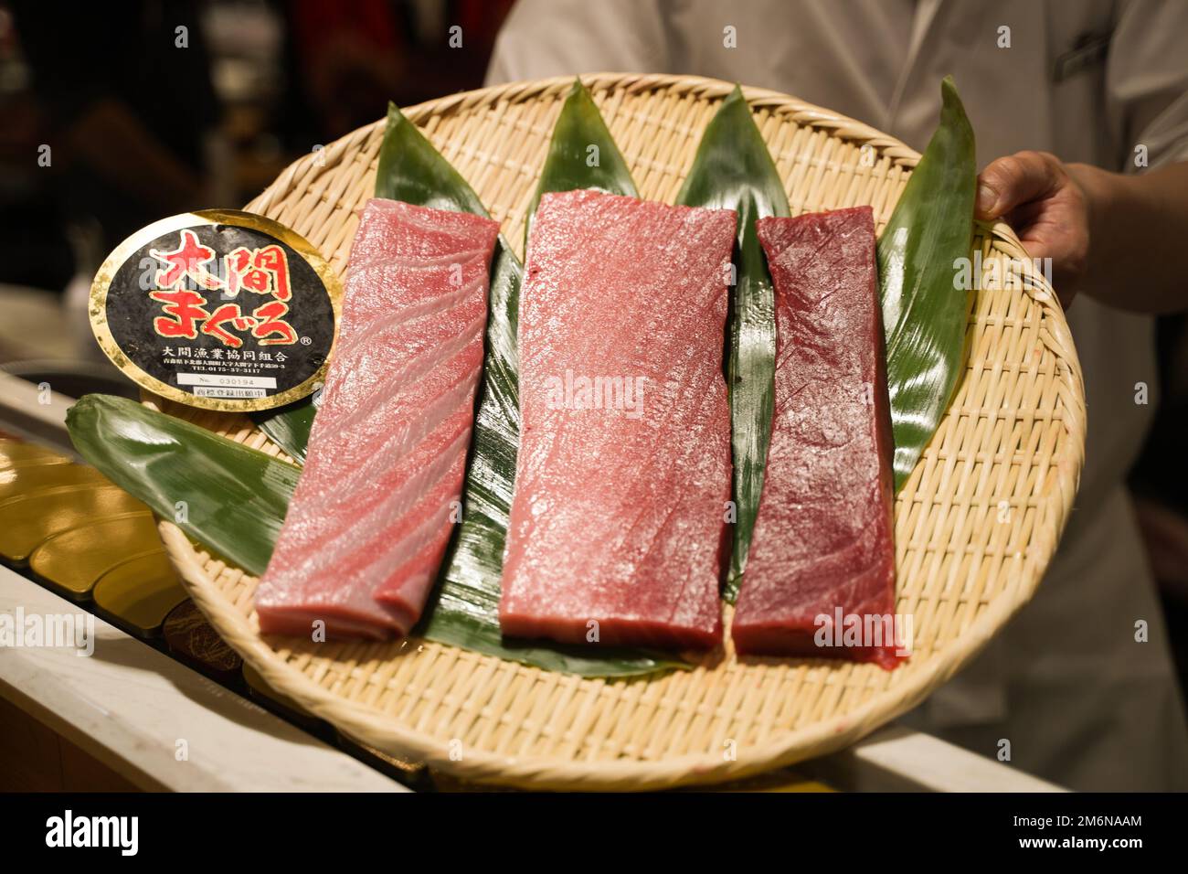 Tokyo, Japan. 5th Jan, 2023. A chef shows freshly cut bluefin tuna in a shop in Tokyo, Japan, Jan. 5, 2023. A 212-kilogram bluefin tuna caught off the northern Japan town of Oma, Aomori Prefecture, fetched 36.04 million yen (about 271,500 U.S. dollars) in the first auction of 2023 at Toyosu market early on Thursday. Credit: Zhang Xiaoyu/Xinhua/Alamy Live News Stock Photo