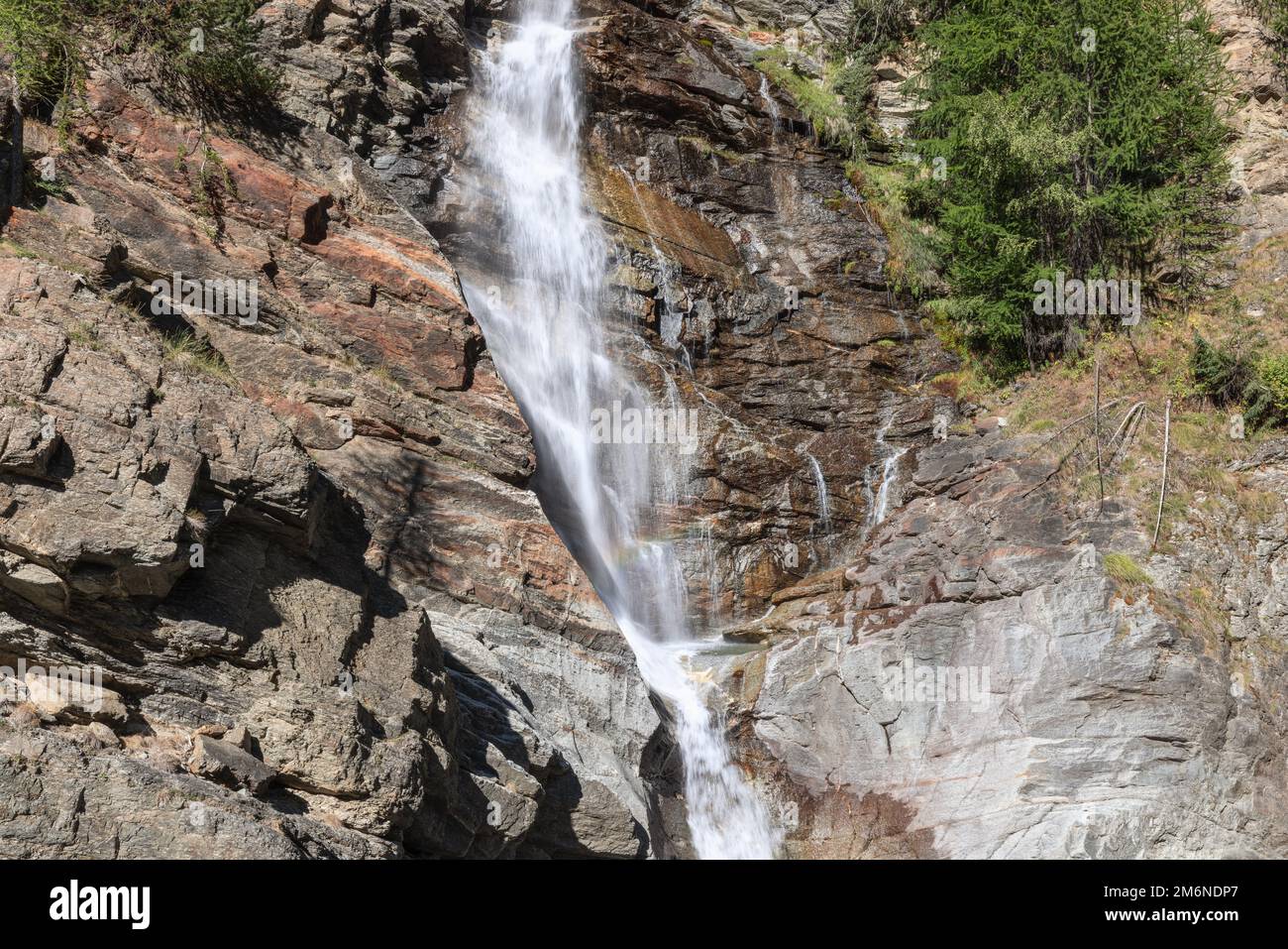 Сlose-up view of water stream of Lillaz waterfall (Cascate di Lillaz ...