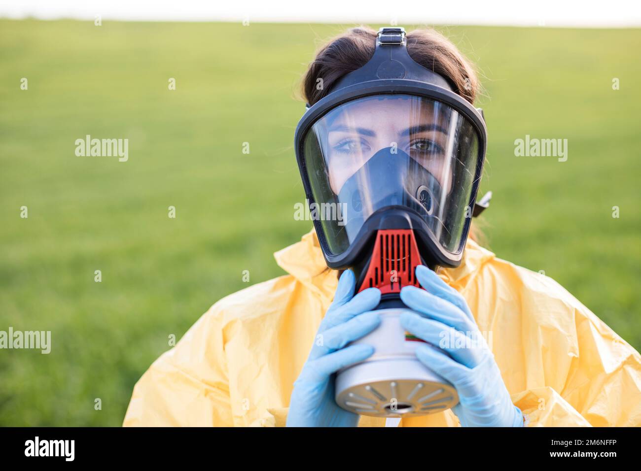 Girl gas mask hi-res stock photography and images - Alamy