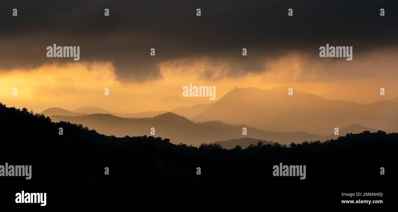 Orange mountain sunset sky hi-res stock photography and images - Alamy