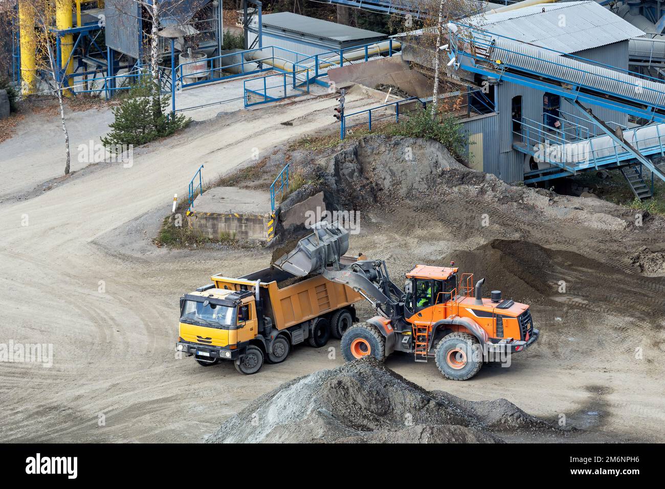 Extraction of gravel in a quarry and loading with a wheel loader Stock ...