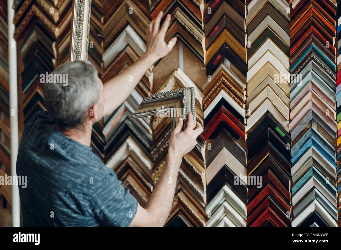 Framing Making baguette handmade picture frame at studio