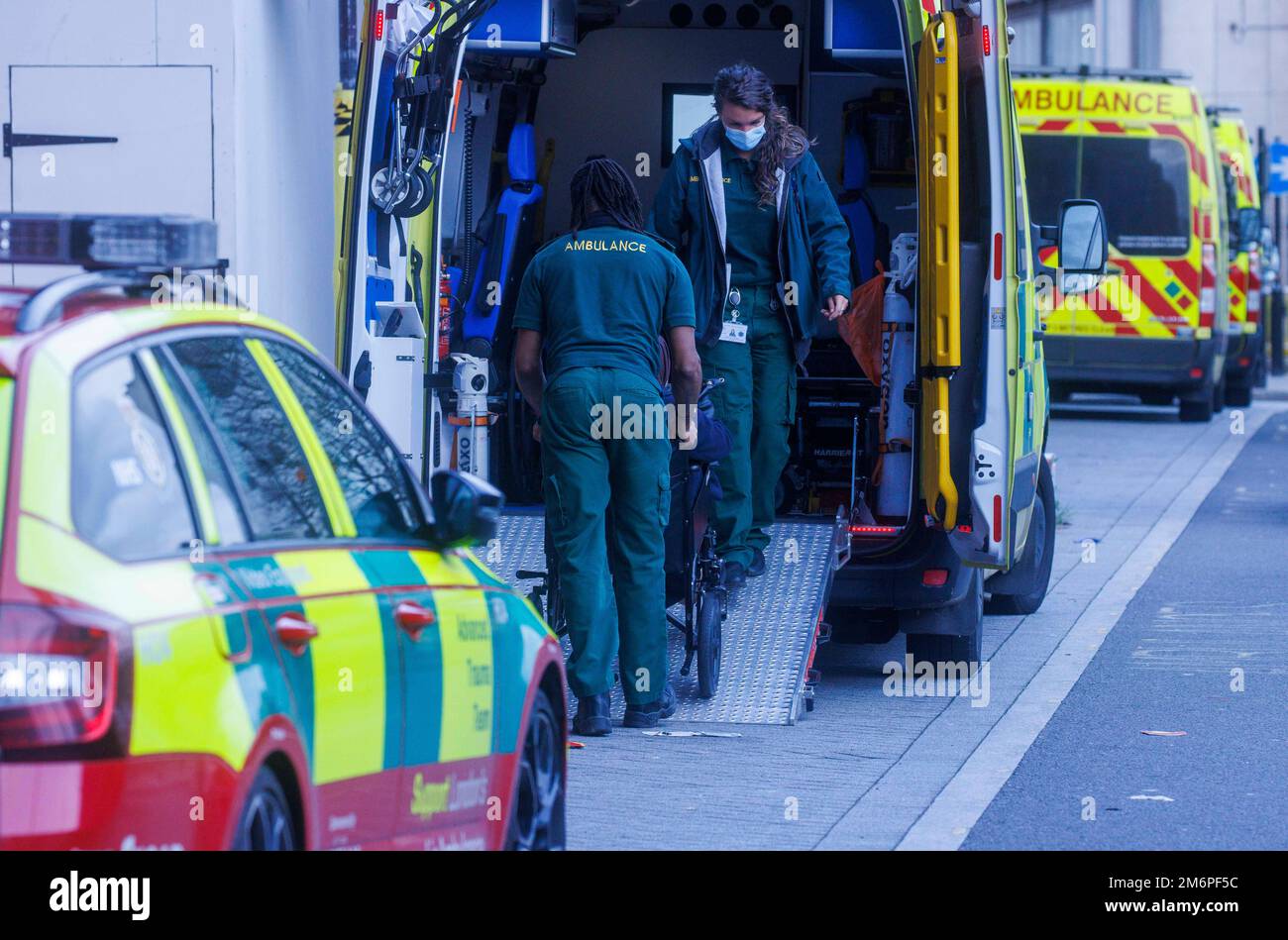 London, UK 5 Jan 2023 Ambulance workers at work at the Royal London hospital in Whitechapel, London. Pressure on the NHS is intolerable and unsustainable, according to the British Medical Association (BMA) which represents doctors. Chair of the BMA council, Professor Phil Banfield, has called on the government to step up and take immediate action to solve the crisis. Hospitals are facing soaring demands, which experts believe is in part driven by winter illnesses like flu and Covid. The government said it recognised the pressures faced by the NHS. Credit: Mark Thomas/Alamy Live News Stock Photo