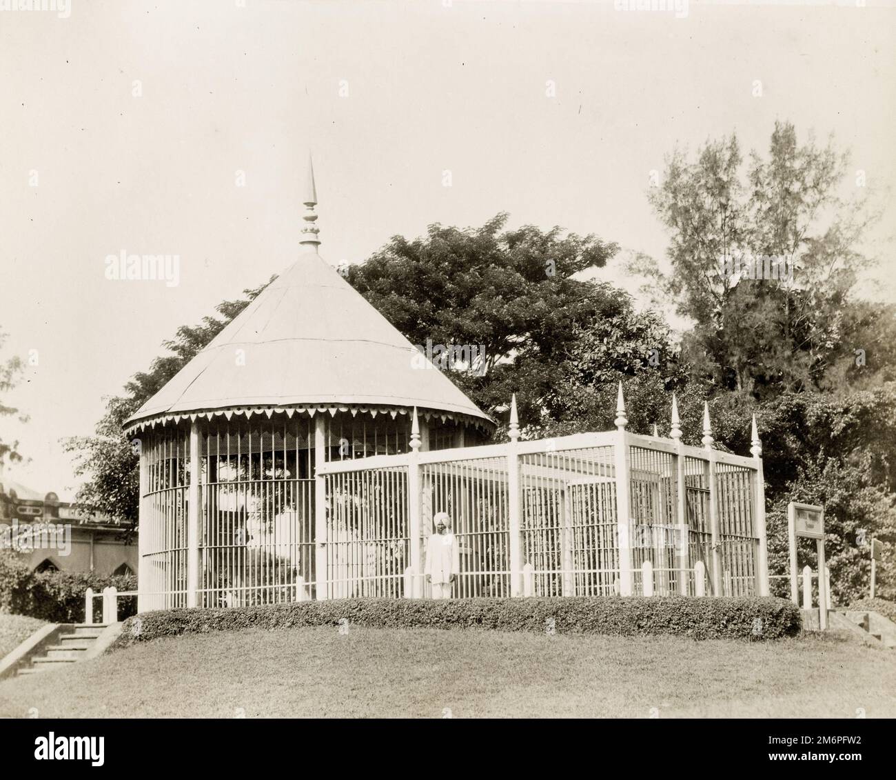19th century photograph: bear house, Alipore zoo, Calcutta, Kolkata, India Stock Photo
