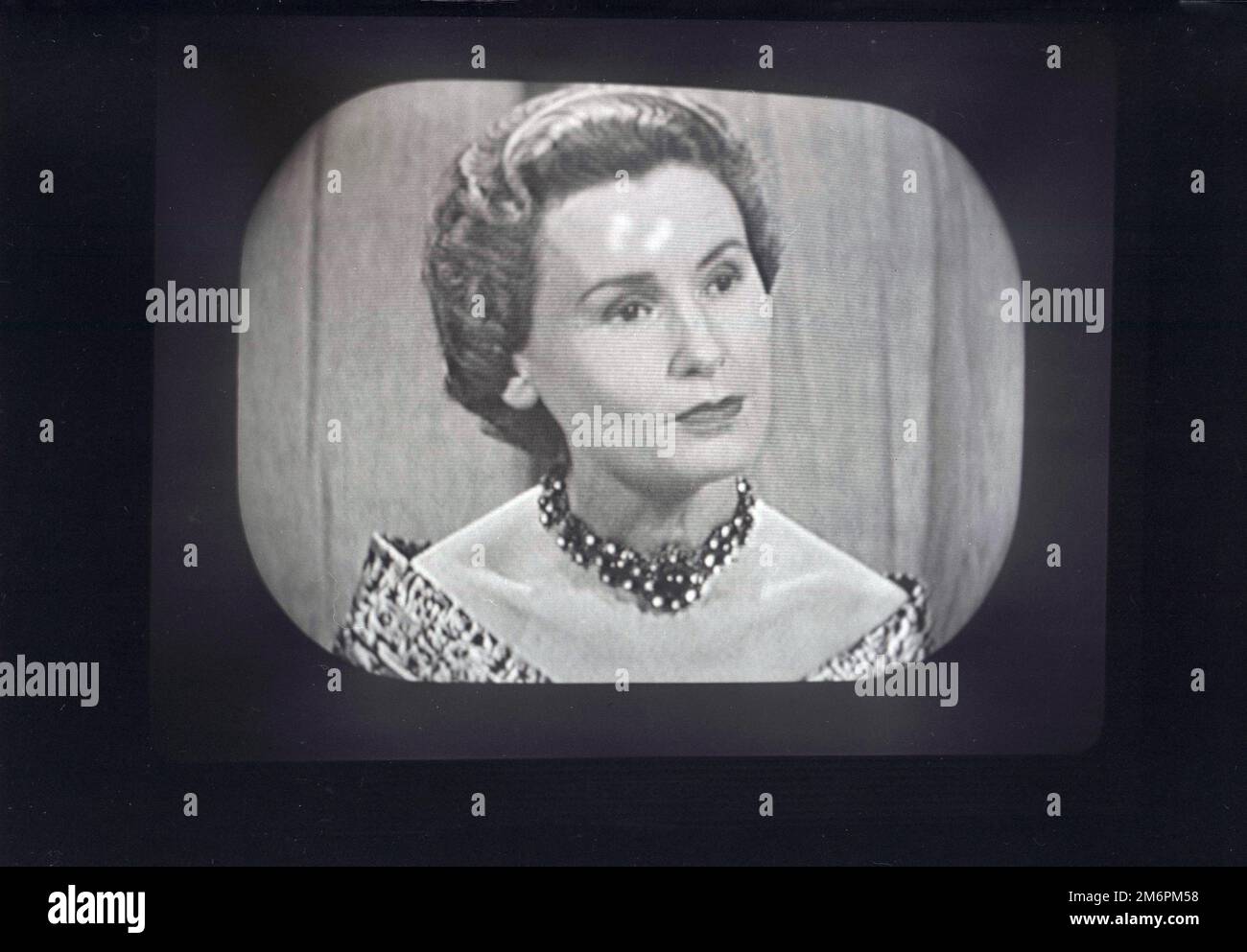 1950s, historical, Lady Isobel Barnett on BBC Television. A qualified doctor, her appearances as a panellist on the tv programme, What's My Line? saw her become a popular figure, coming across on the screen as elegant, witty and aristocratic, although in fact her title came from her husband's knighthood. Such was her popularity that she was voted the top woman television personality of 1956, Stock Photo