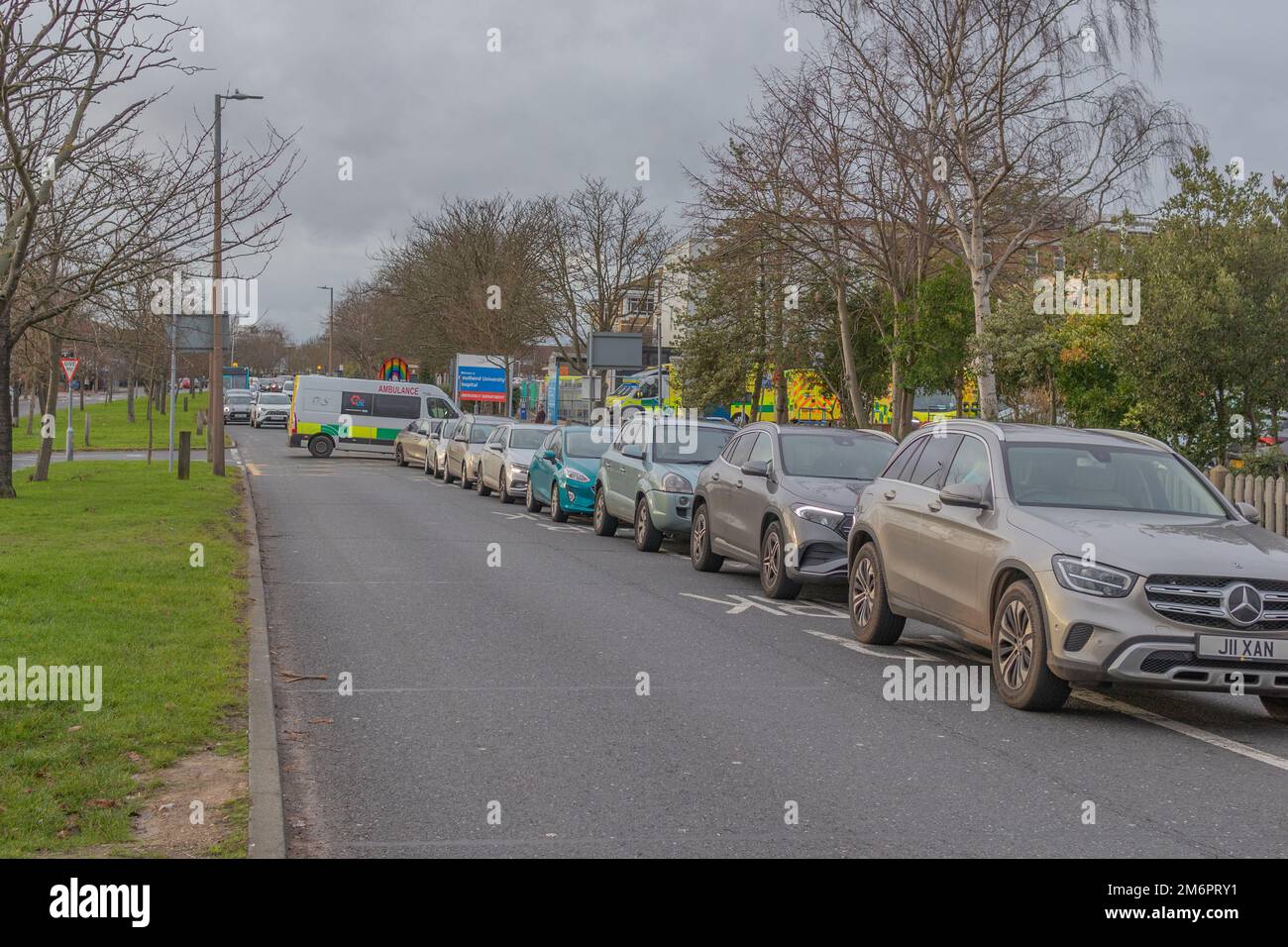 Southend on Sea, UK. 5th Jan, 2023. Queues of traffic outside the main site as visitors and outpatients arrive at the hospital. Penelope Barritt/Alamy Live News Stock Photo