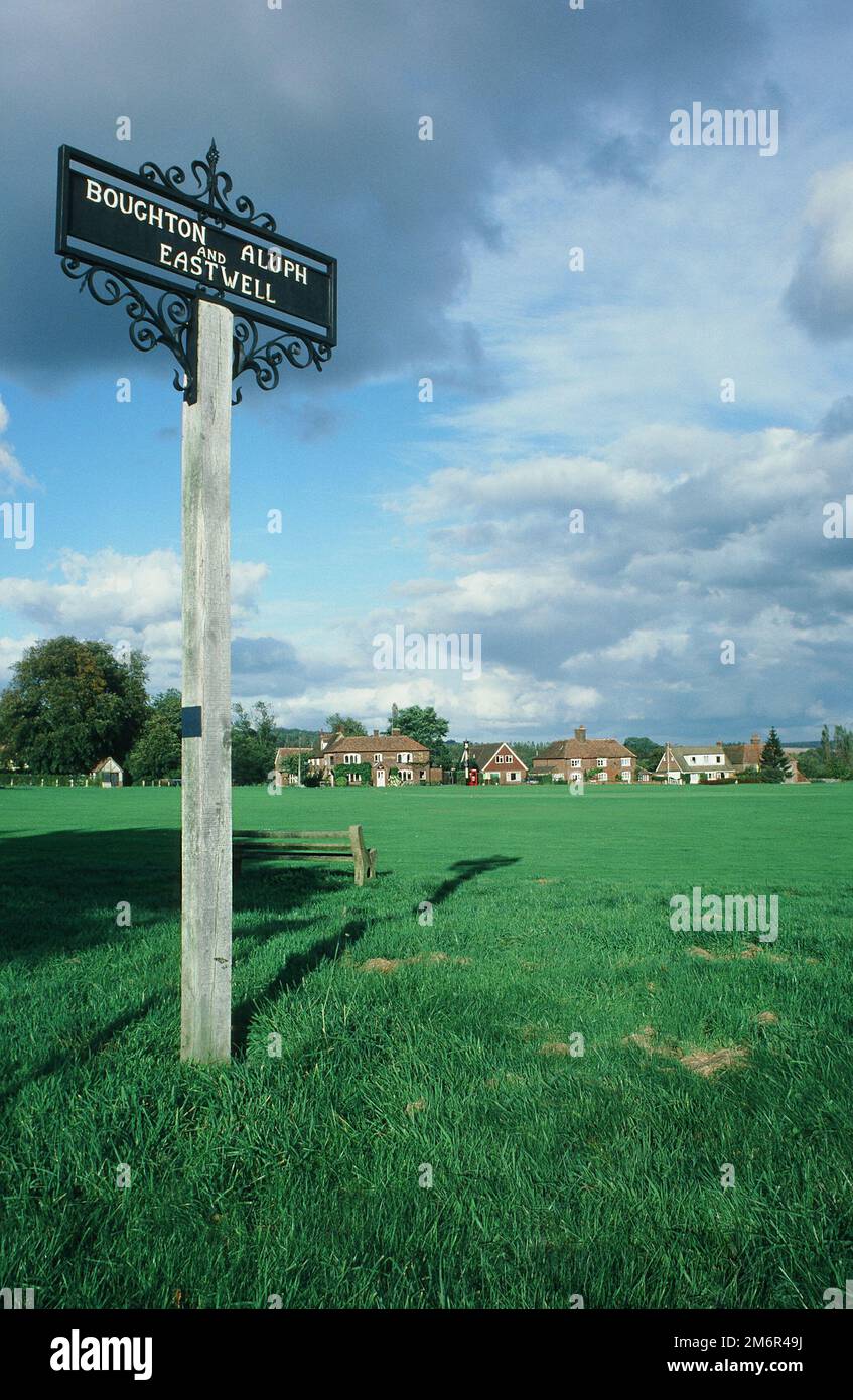 Boughton Lees, in the parish of Boughton Aluph, near Ashford, Kent,   England, with village sign on the green, looking towards the Flying Horse pub Stock Photo