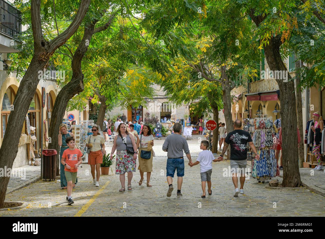 Touristen, Carrer Marques de Vivot, Altstadt, Valldemossa, Mallorca, Spanien Stock Photo