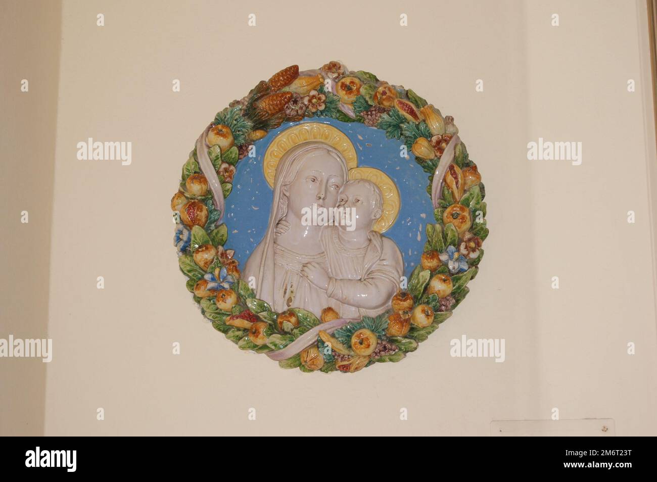 Quadro Madonna e Gesù bambino in rilievo  - Painting Madonna and baby Jesus in relief Stock Photo