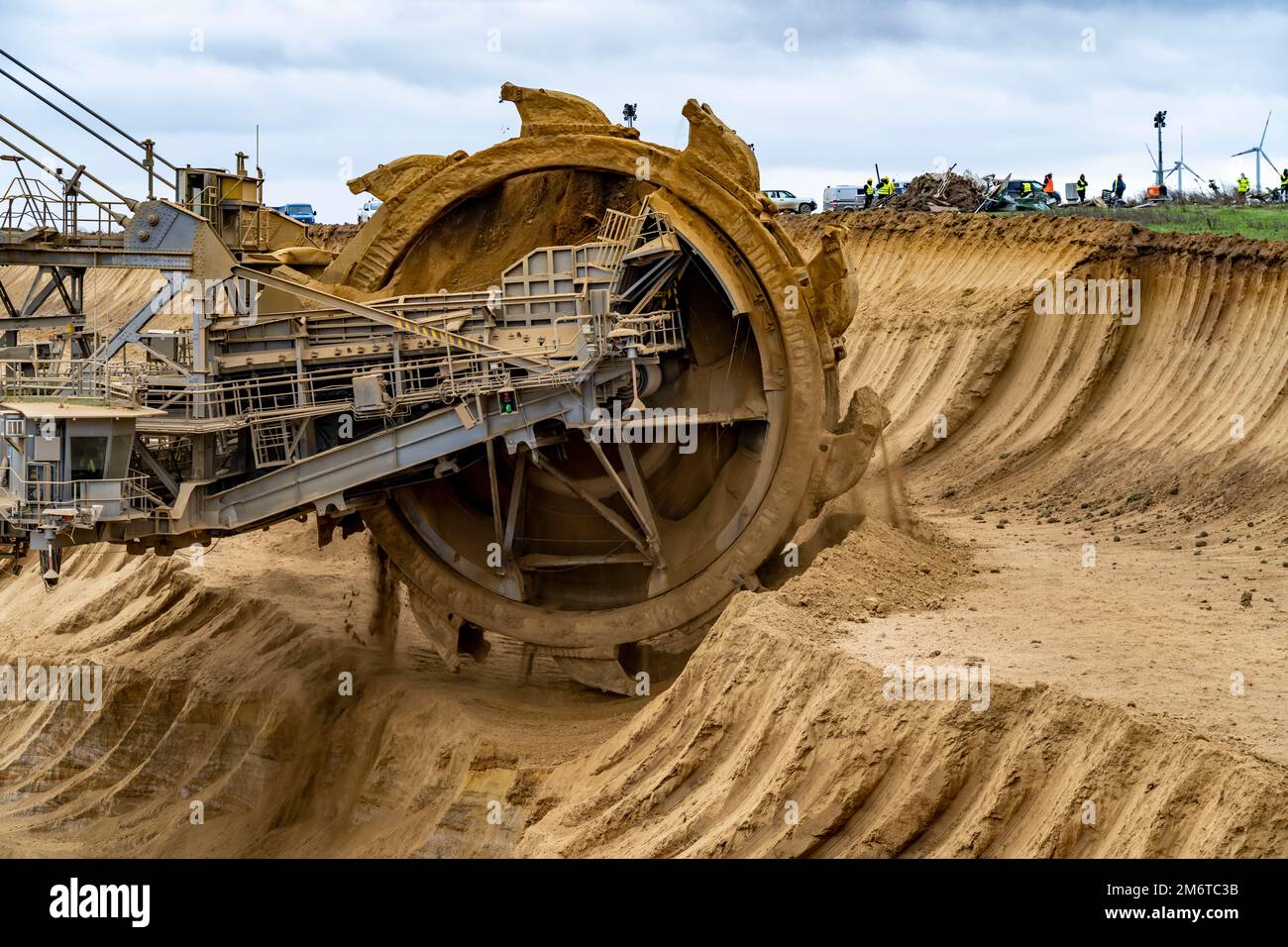 Opencast lignite mine Garzweiler 2, bucket wheel excavator 261 excavating  the surface, at the rest of the hamlet Lützerath, bucket diameter is 17  metr Stock Photo - Alamy