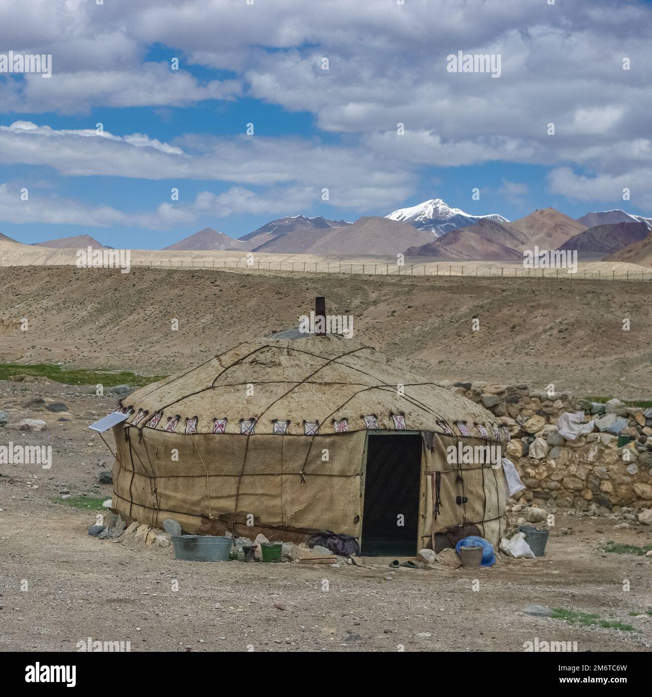 Kyrgyz nomad yurt along Pamir Highway in high-altitude summer pasture between Ak Baital and Karakul, Murghab district, Gorno-Badakshan, Tajikistan Stock Photo
