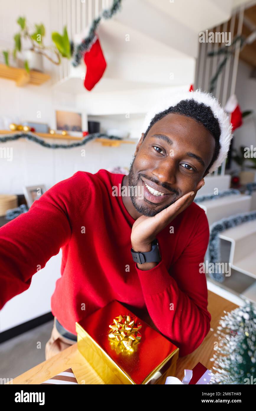 African man wearing santa hat hi-res stock photography and images - Alamy