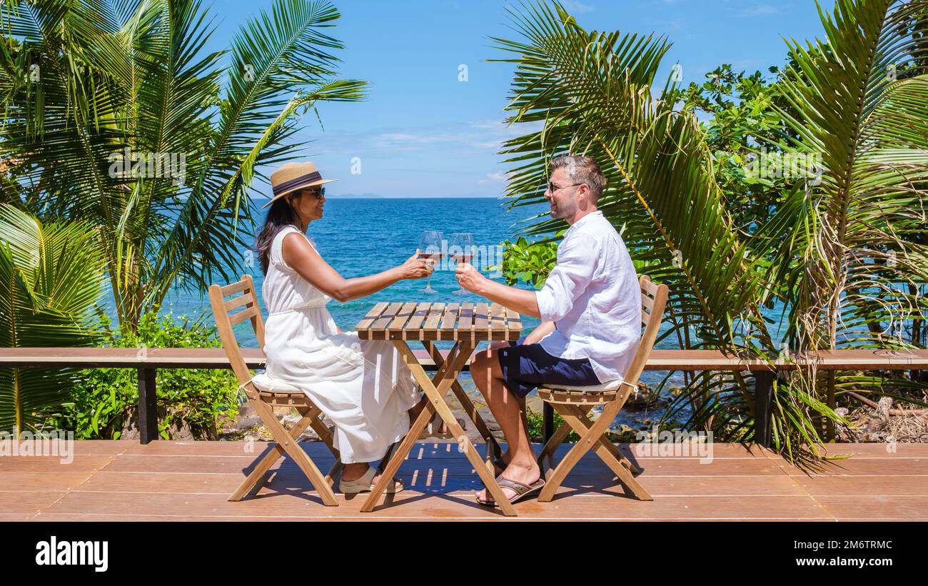 Couple sunset beach glass wine hi-res stock photography and images - Alamy