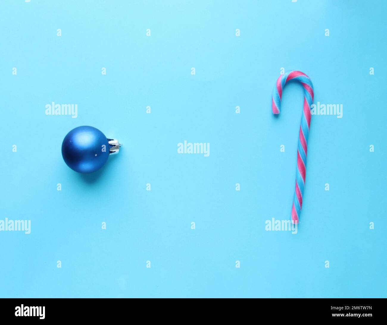 Merry Christmas card. Candy cane and Christmas Bauble Stock Photo Alamy