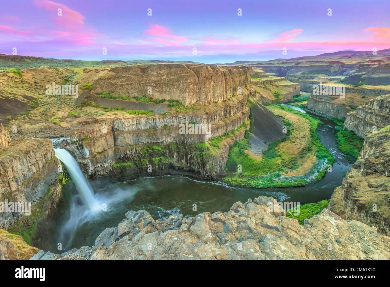 sunset over palouse falls and canyon at palouse falls state park near