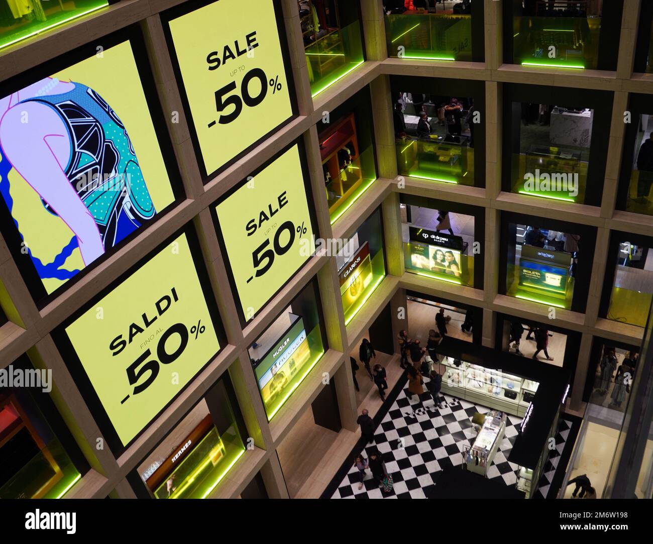 Rome, Italy. 5th Jan, 2023. Discount signs are seen at a store in Rome,  Italy, on Jan. 5, 2023. The winter sales season kicked off on Thursday in  most regions of Italy.