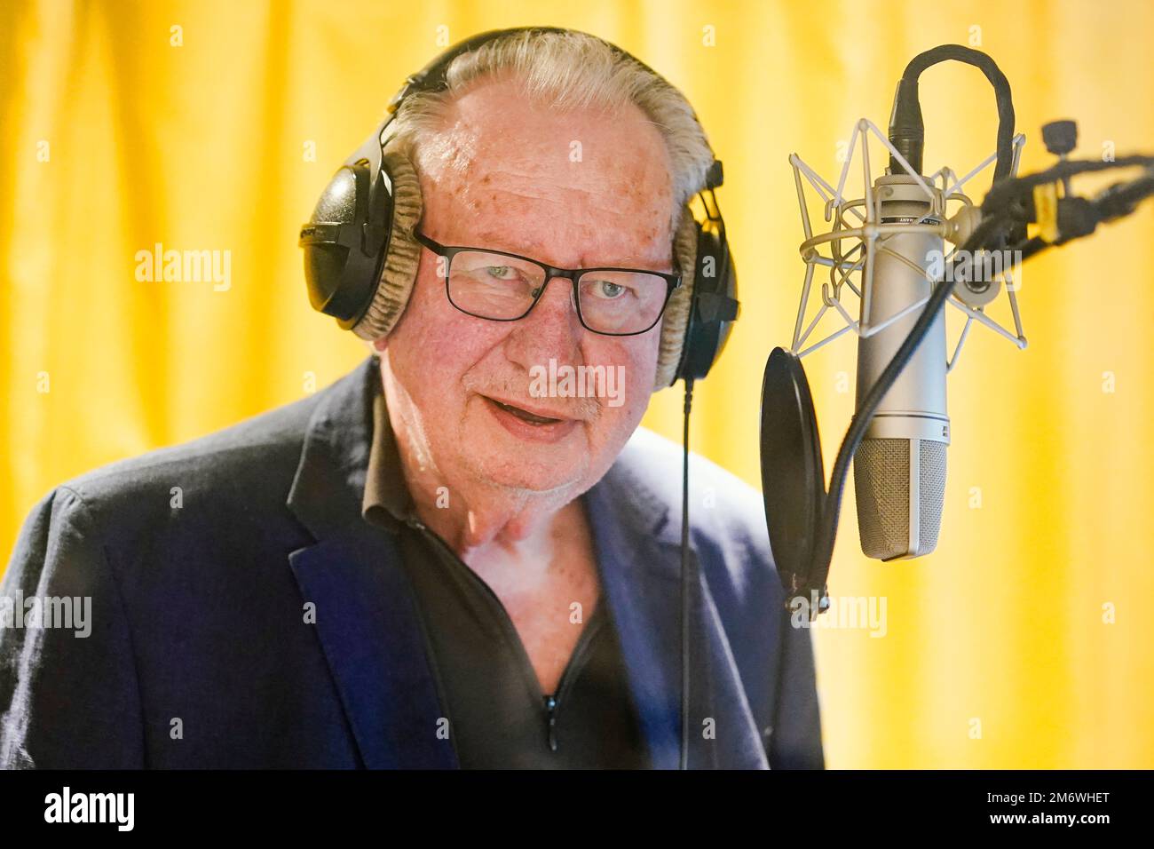 Mannheim, Germany. 26th Sep, 2022. Wolfgang Rositzka, a dubbing artist and  actor living in Ludwigshafen, stands next to a microphone in a recording  studio at Musikpark Mannheim. (to dpa: "Radio pioneer Wolfgang