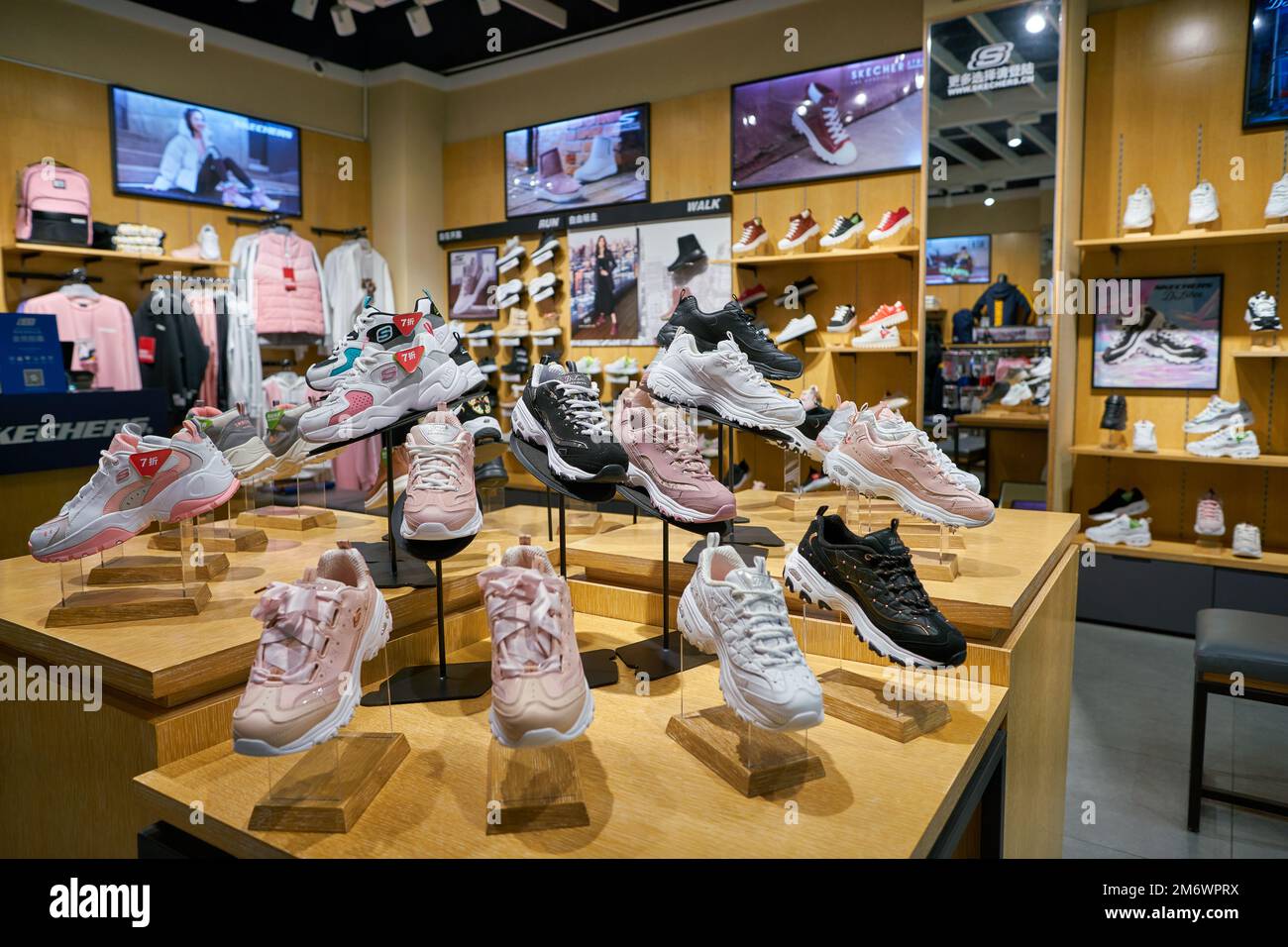 Skechers store outlet hi-res stock photography and images - Alamy