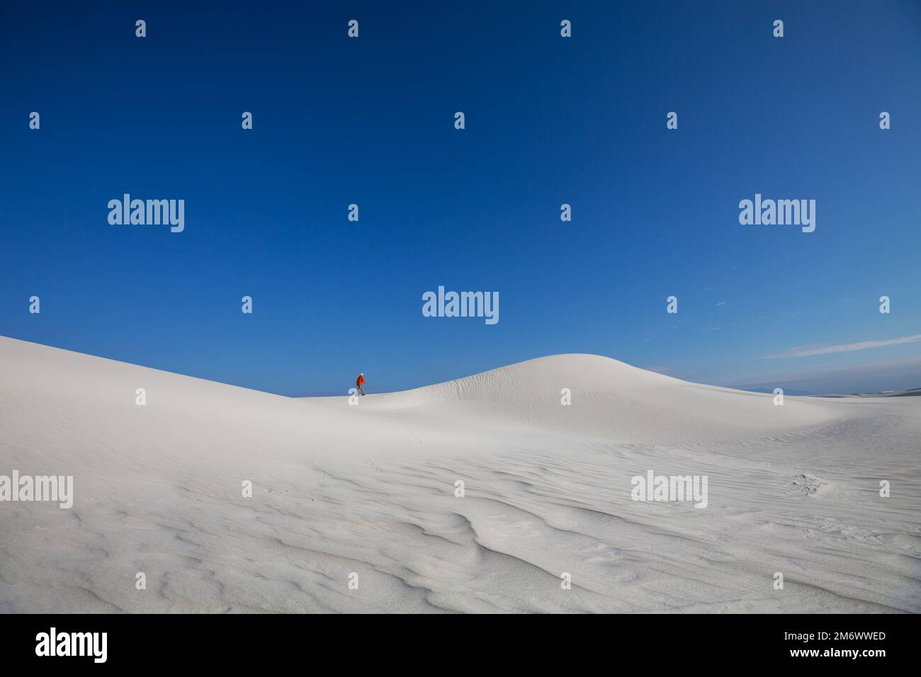 White sands national park hiker hi-res stock photography and images - Alamy