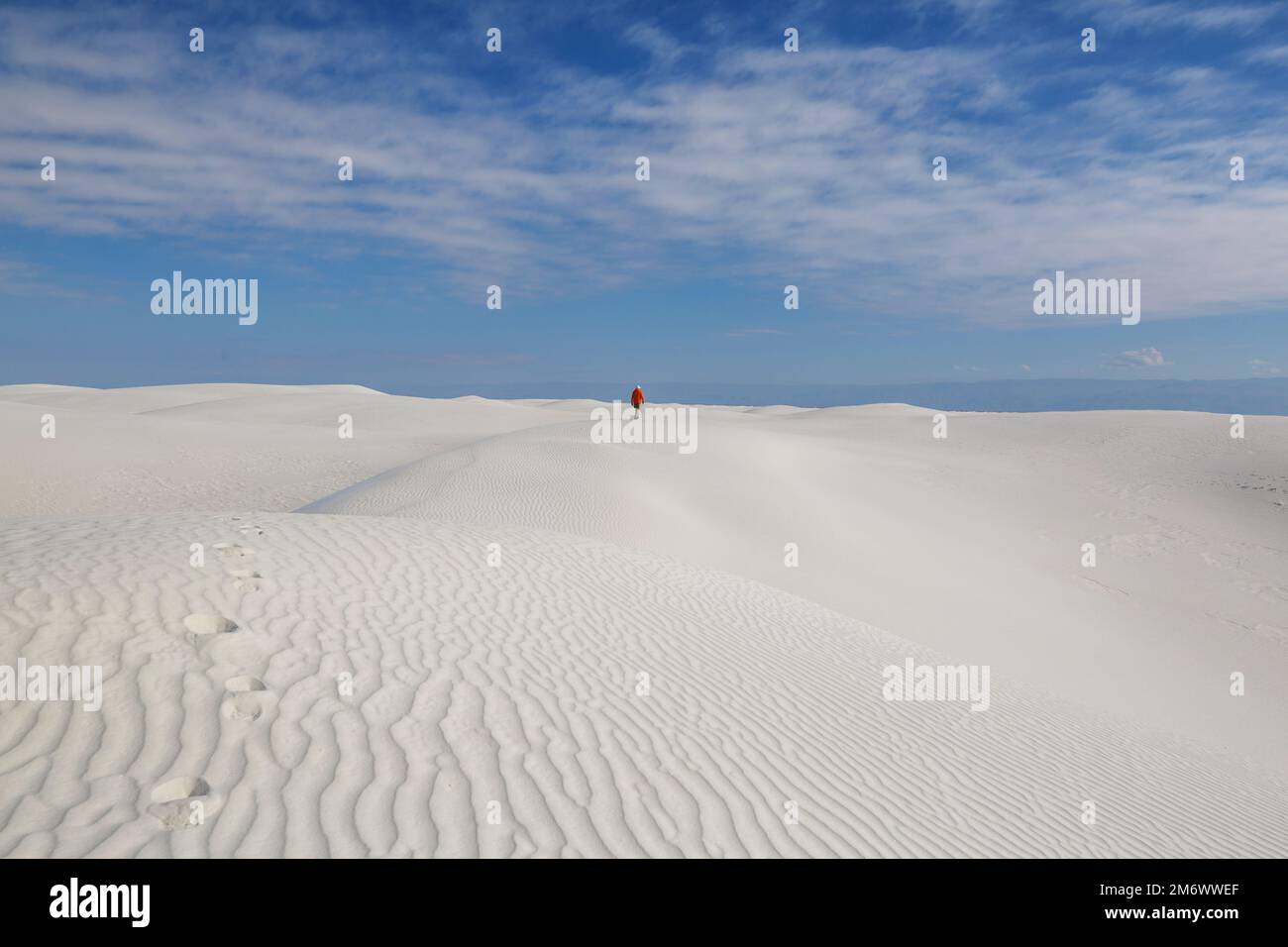 White sands national park hiker hi-res stock photography and images - Alamy