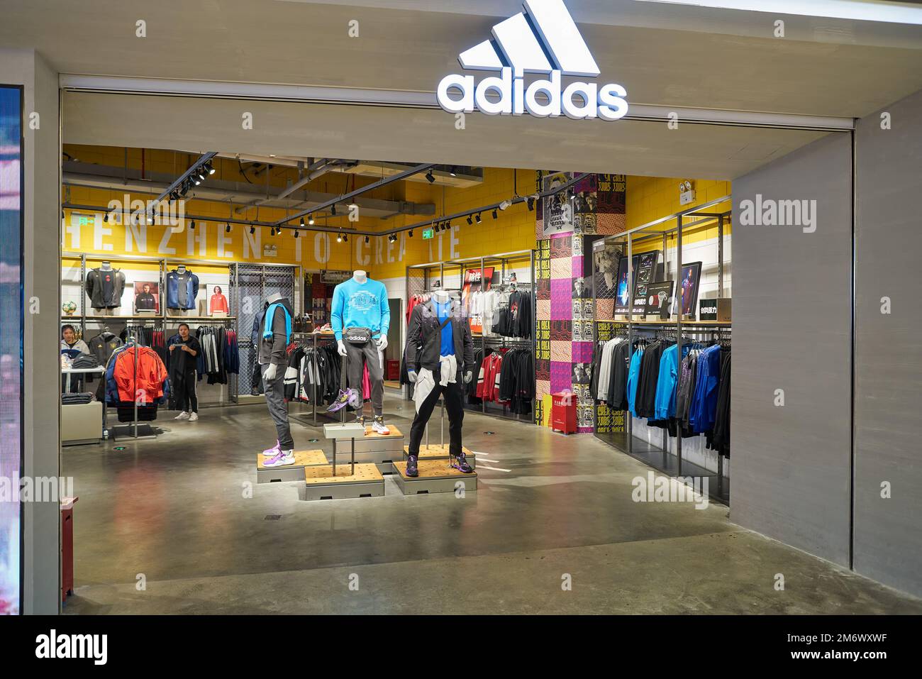Adidas activewear hi res stock photography and images Alamy